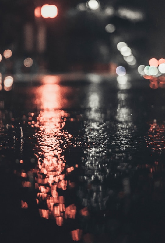 rue nocture, lumière et pluie